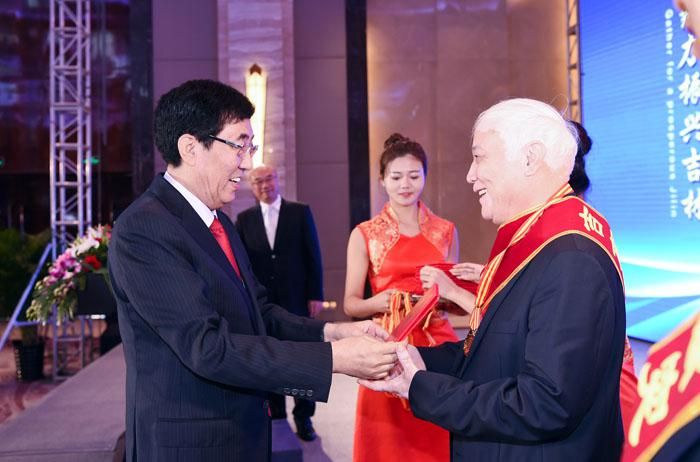 1、第二届全球吉商大会上，省委书记巴音朝鲁为获得“吉商凸起贡献人物”奖的曹和平董事长颁奖.jpg